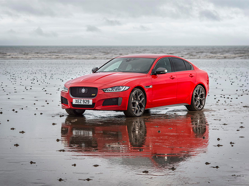 سيارتان من سلالة واحدة: جاكوار XE 300 SPORT وXE SV ... تستعرضان أداءهما على رمال شاطئ بيندين ساندز في مقاطعة ويلز